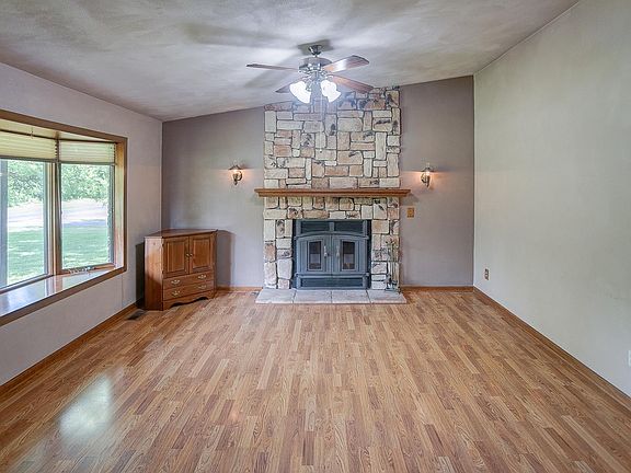 2nd image of 120 Parkview St