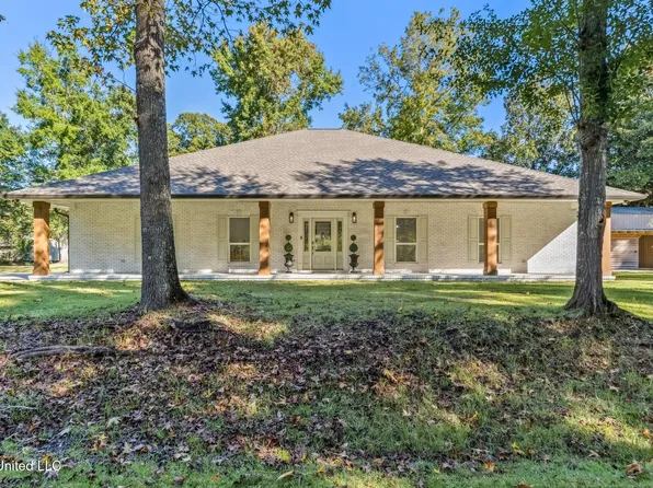 2938 Hickory Ln, Ocean Springs, MS 39564