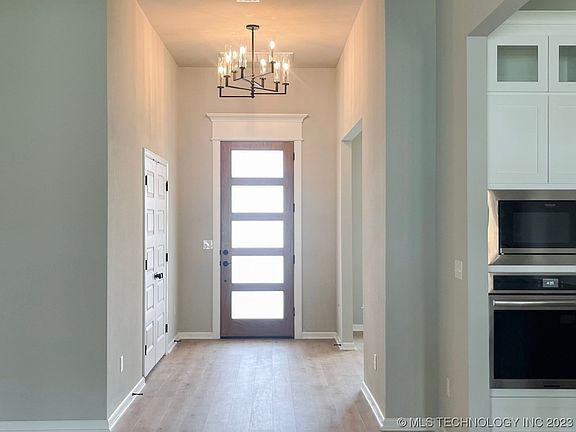 3rd image of 7013 E Oakland St