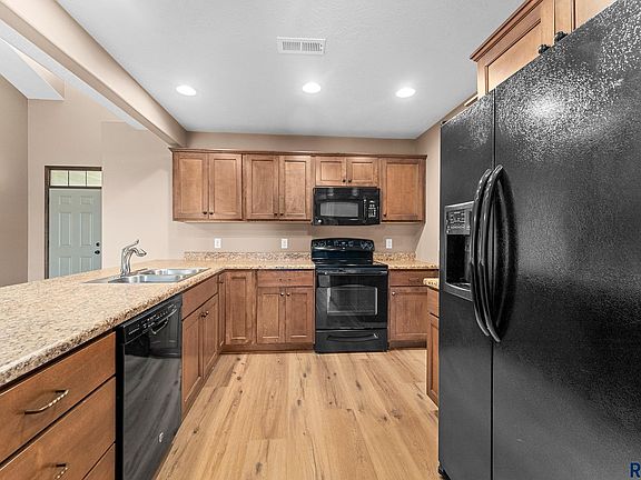 3rd image of 3011 E Buckingham St