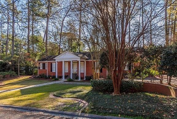 3rd image of 3058 Hillsdale Dr