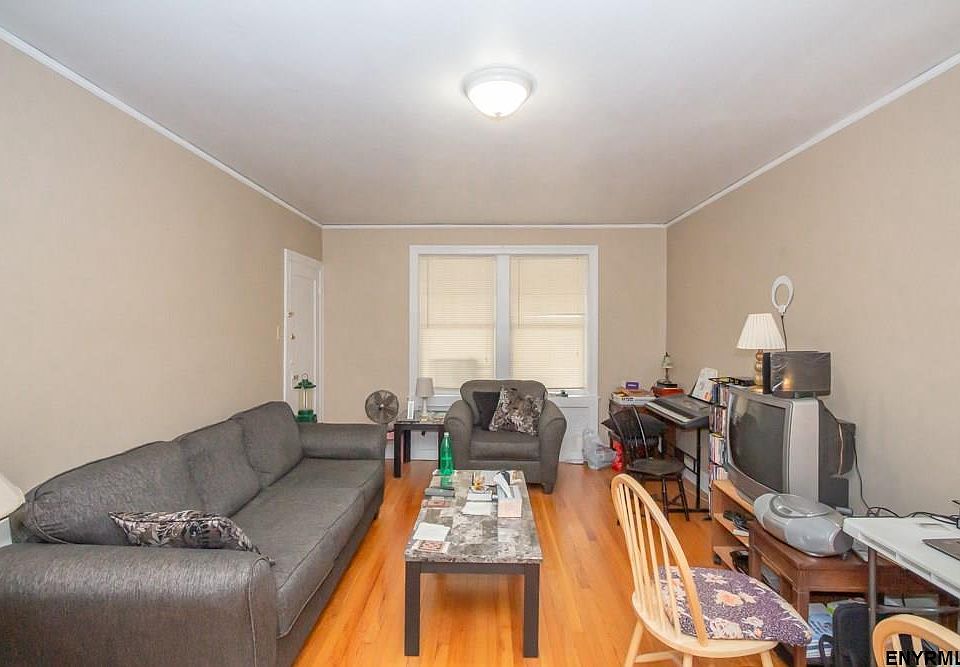 2nd image of 101 Winnie St