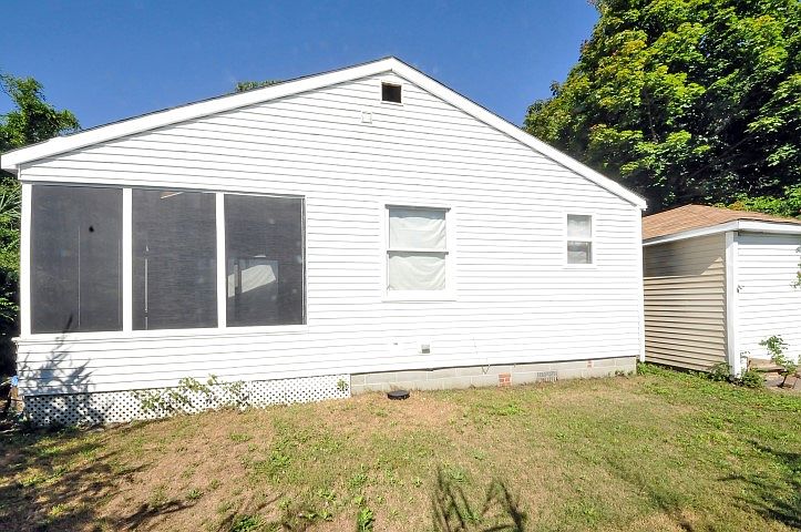 2nd image of 119 Hollywood Dr