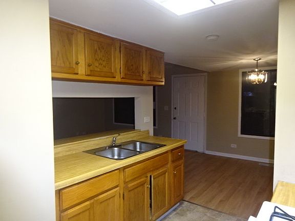 4th image of 2S742 Winchester Cir W Unit 2