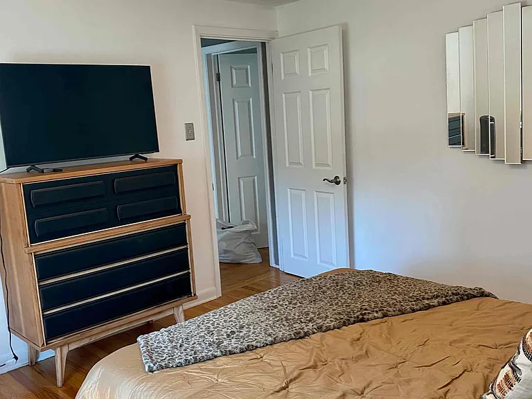 Guest queen bedroom with views of front yard