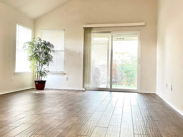 2325 Clover Ridge Dr — Photo 5