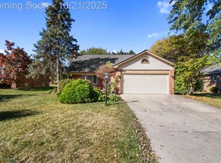 2132 Winchester Rd, Rochester Hills, MI 48307