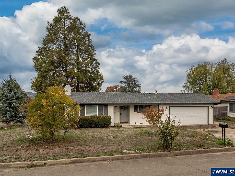 1st image of 10 Carmel Ct