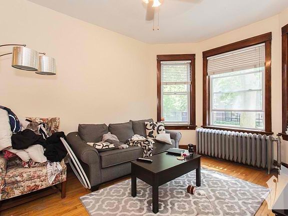 2nd image of 1518 W Melrose St #2A