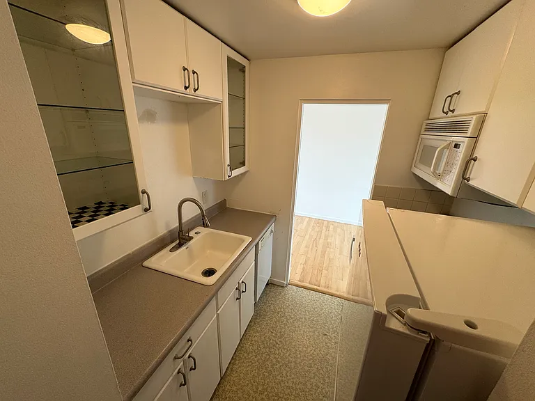 Townvue Heights Apartments — Photo 19