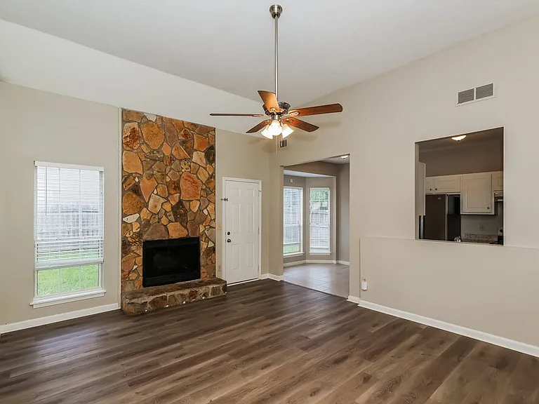 495 Anna Ave — Photo 4