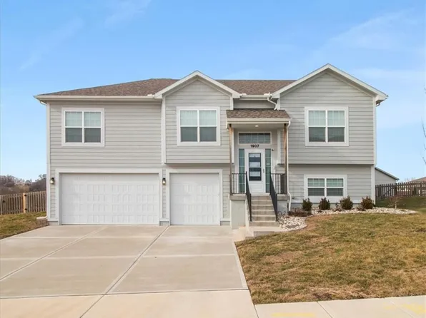 1907 Owen Dr, Pleasant Hill, MO 64080