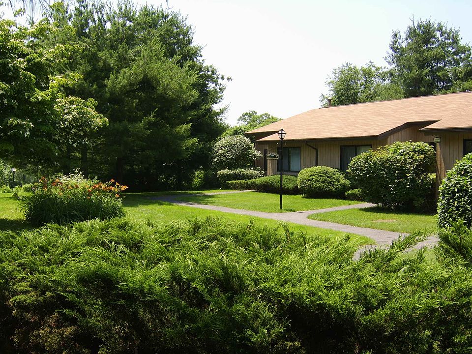 Over 55+, beautiful end unit for rent
