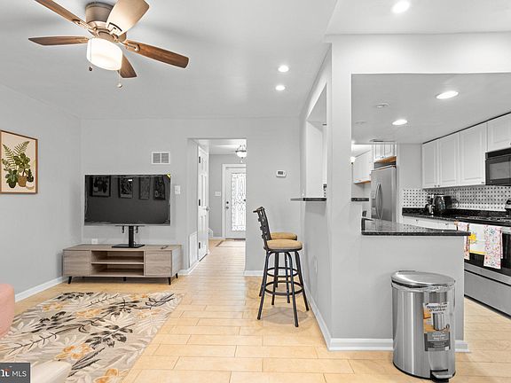 5th image of 228 S Stevenson Sq