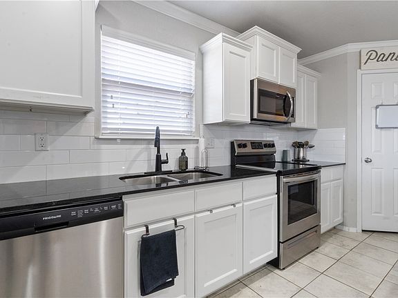 5th image of 300 Woodland St