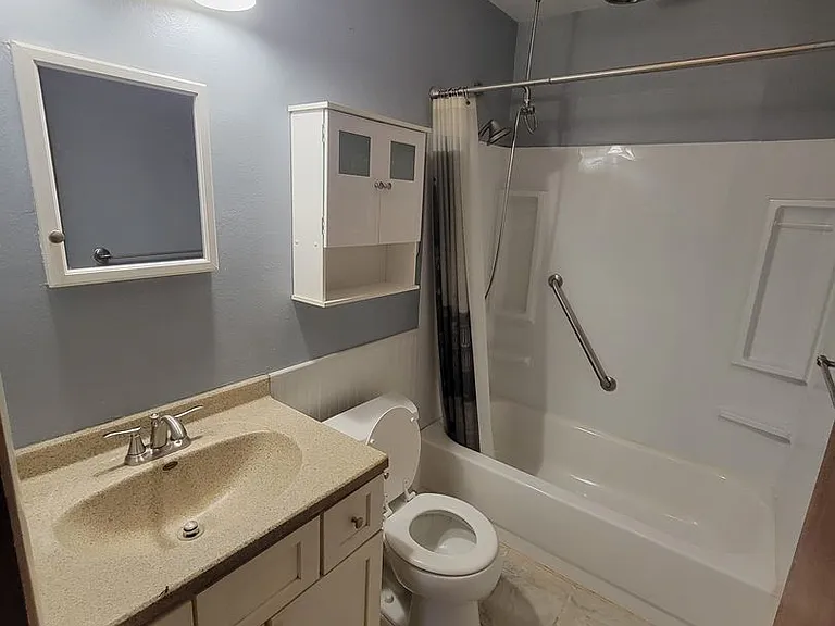425 Beverly Hills St — Photo 2