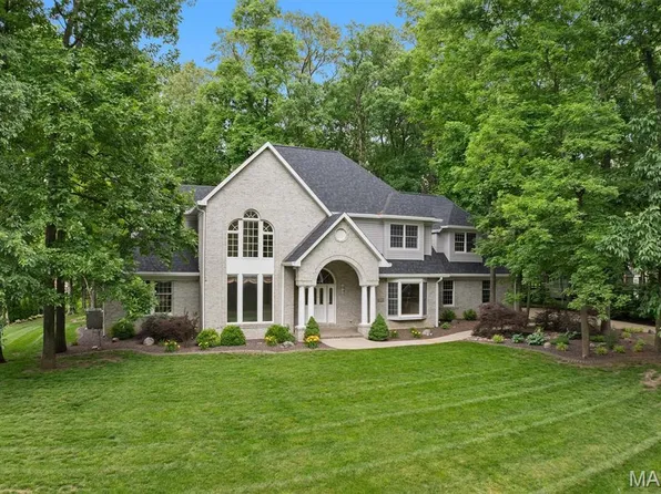 8 8th Green Ct, Belleville, IL 62220