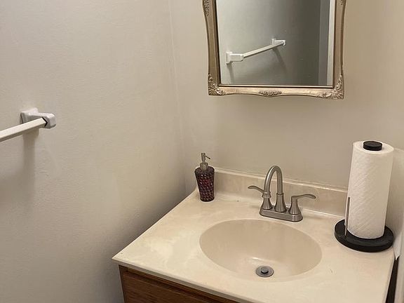 4th image of 7911 Meadow Ct