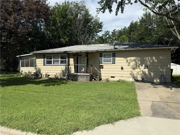 1705 N Main St, Nevada, MO 64772