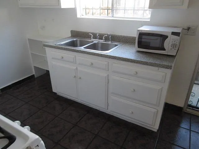 1126 W 37th Pl #2 — Photo 9