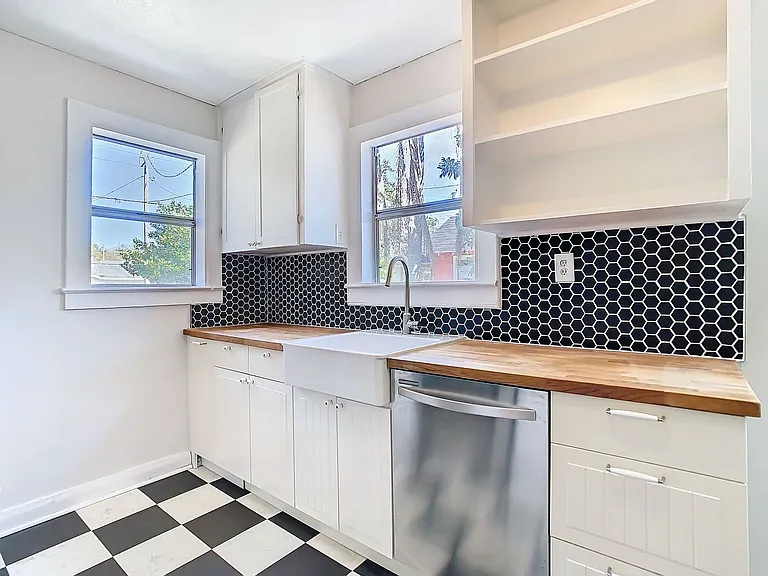 401 E Lambright St — Photo 16