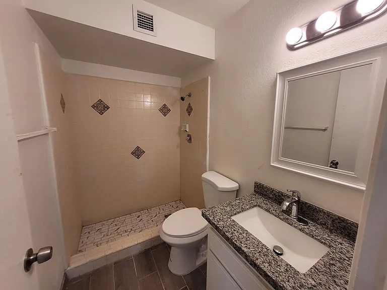 2630 S Virginia Dr — Photo 2