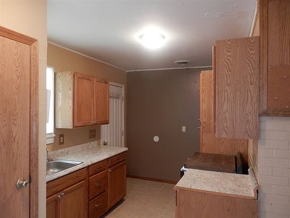 3rd image of 2505 E Oak Ave