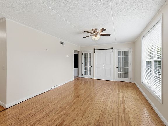 5th image of 924 Coarsey Dr