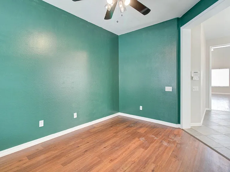 2143 W Marconi Ave — Photo 11