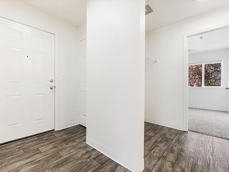 Foster Plaza Apartments — Photo 19