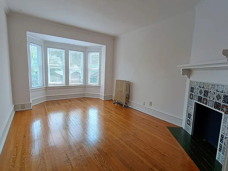 2518 N Farwell Ave — Photo 4