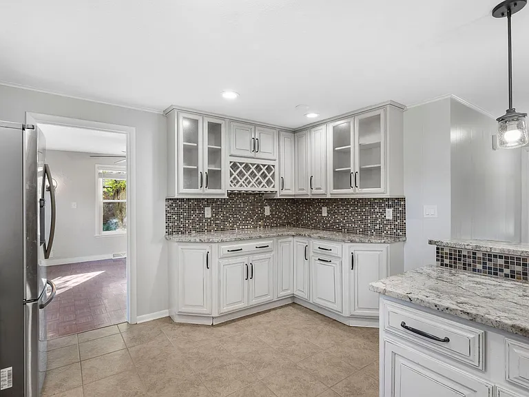 2329 E Bancroft St — Photo 16