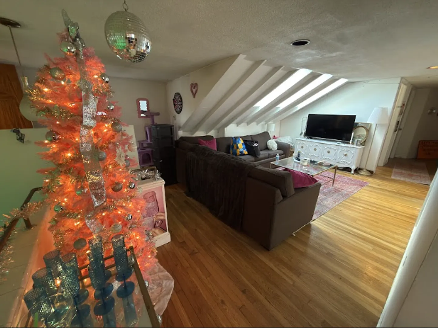 3 Bed Each With Their Own Bathroom Living Room — Photo 2