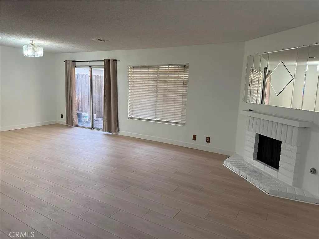 3 bed, 2.5 bath, 1318 sqft, $3,600 — Photo 2