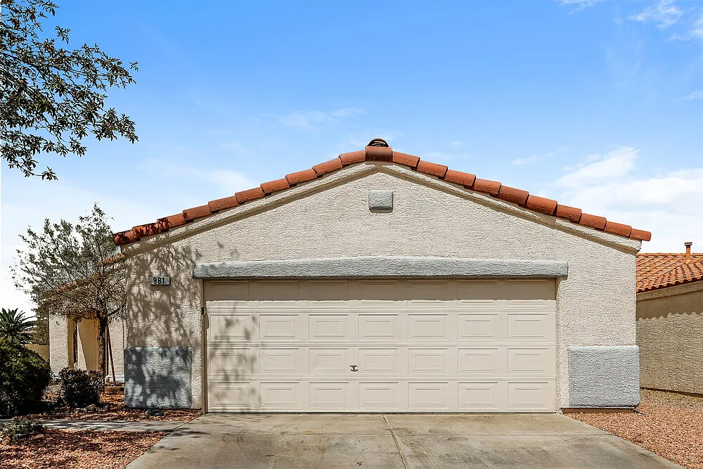 3 bed, 2.0 bath, 1317 sqft, $2,135 — Photo 1