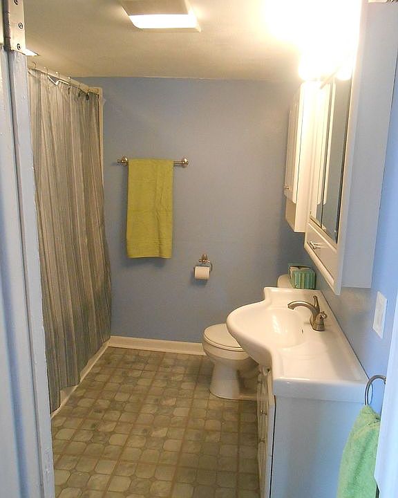 2nd image of 13094 Putnam St