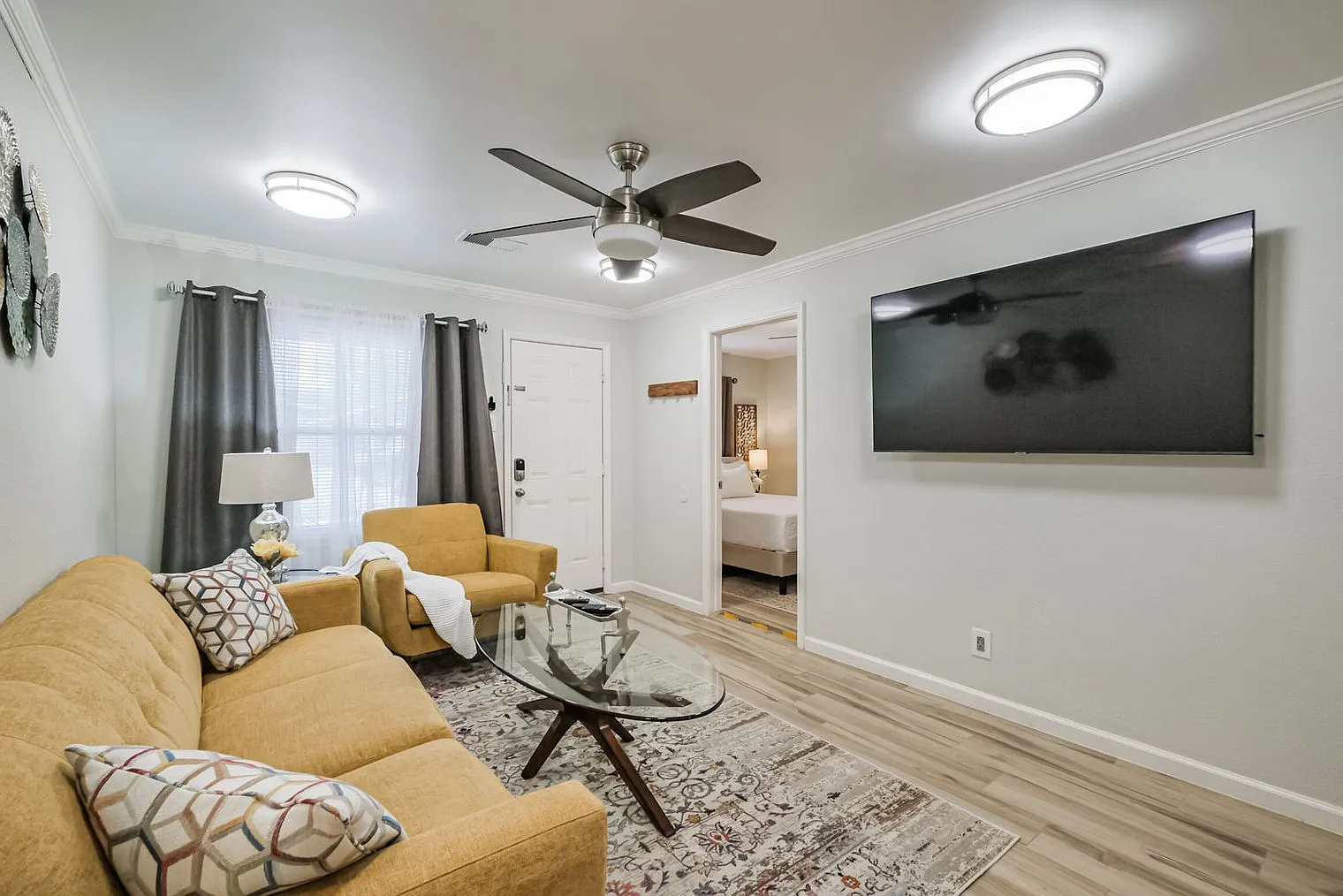 3 bed, 1.0 bath, 979 sqft, $3,954 — Photo 2