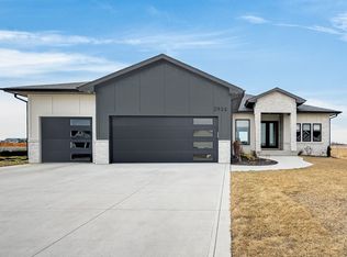 2922 NW Beechwood Dr, Grimes, IA 50111