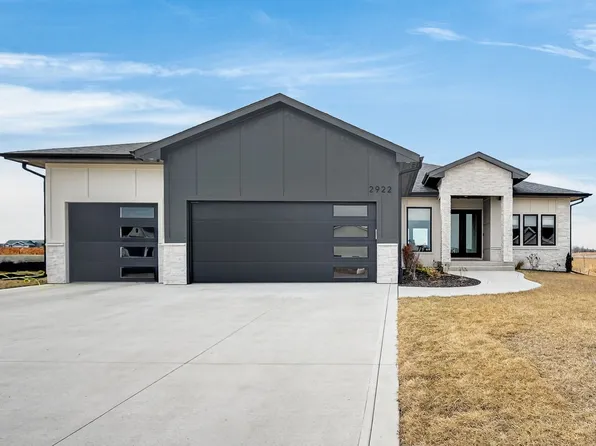 2922 NW Beechwood Dr, Grimes, IA 50111