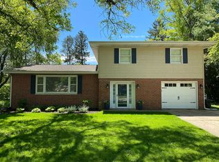 102 Oakmont Dr, Springfield, IL 62704