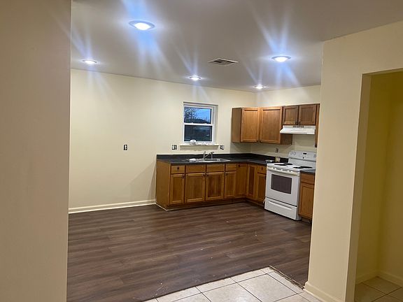 3rd image of 3217 Louisa St