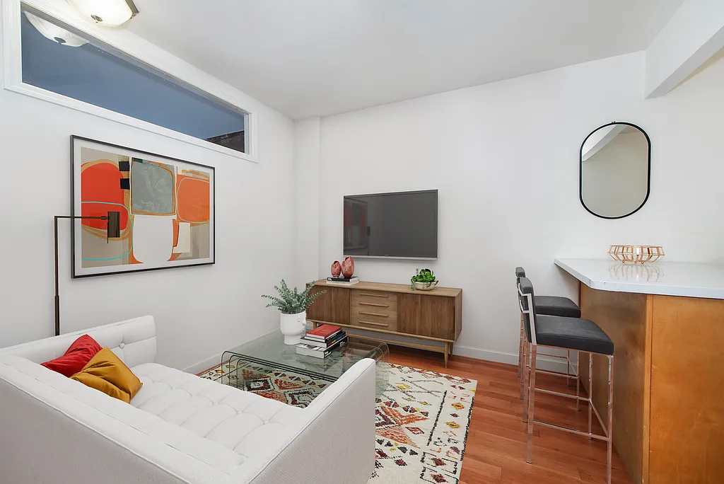 Building Photo - 511 E 6th St #2F
