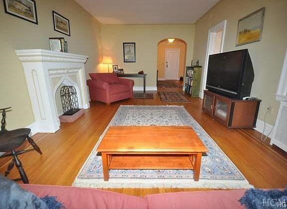 Decorative fireplace mantel