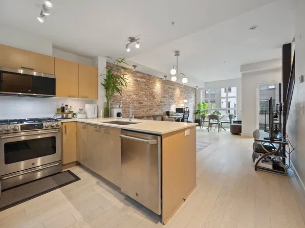 95 Moody St #334, Pt Moody, BC V3H 0H2