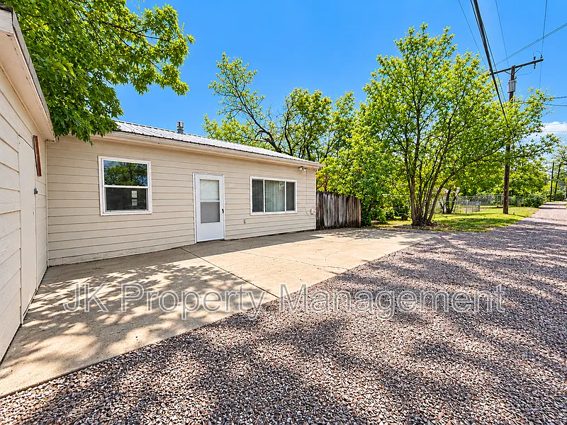 2 bed, 1.0 bath, 832 sqft, $1,200 — Photo 2