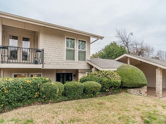 3rd image of 20 Country Lake Dr