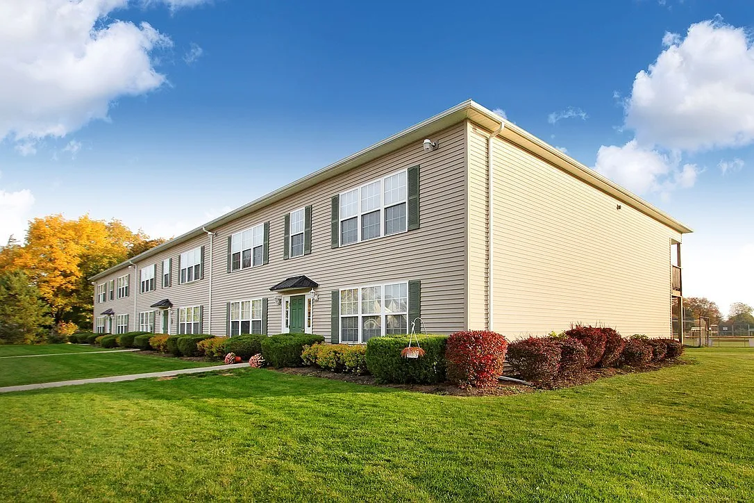 Clover Crossings Apartments — Photo 1