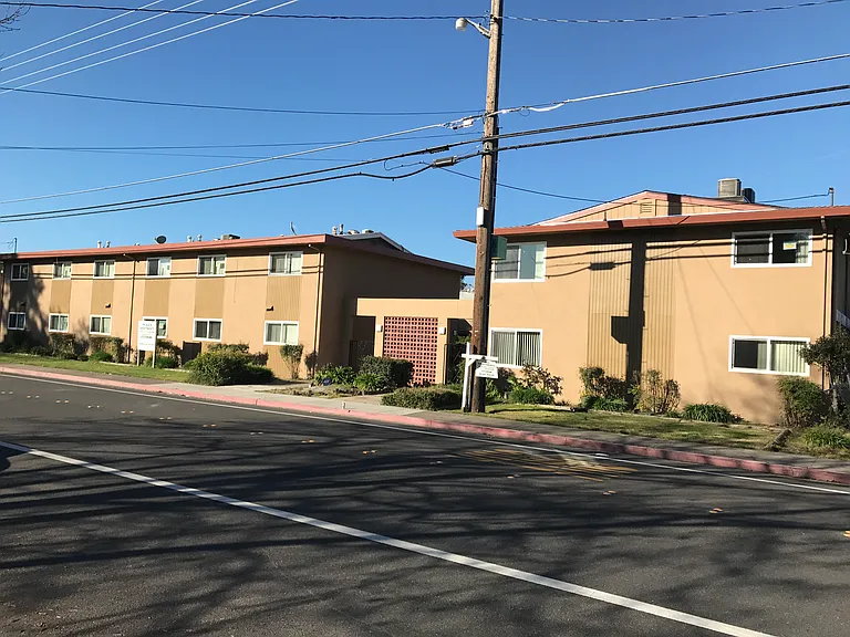 Plaza Garden Apts. — Photo 17