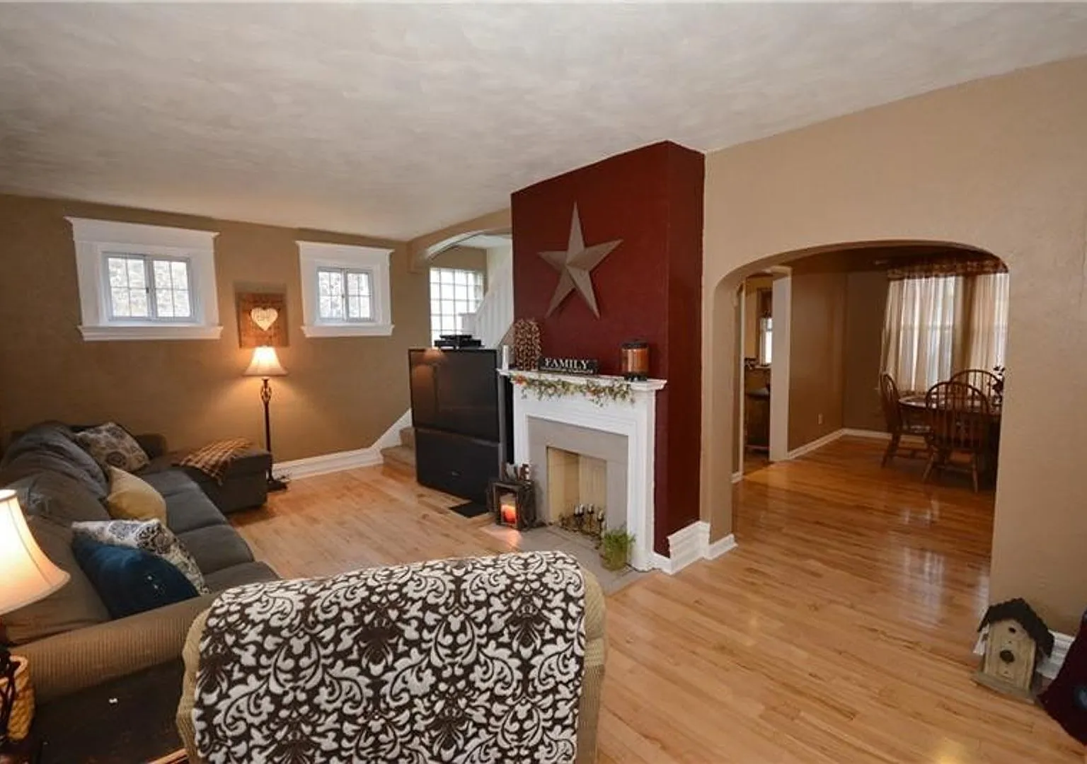Gorgeous 4 Bedroom Home In The Heart Of Beechview! — Photo 3