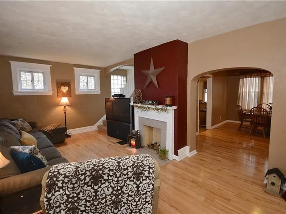 2112 Saranac Ave